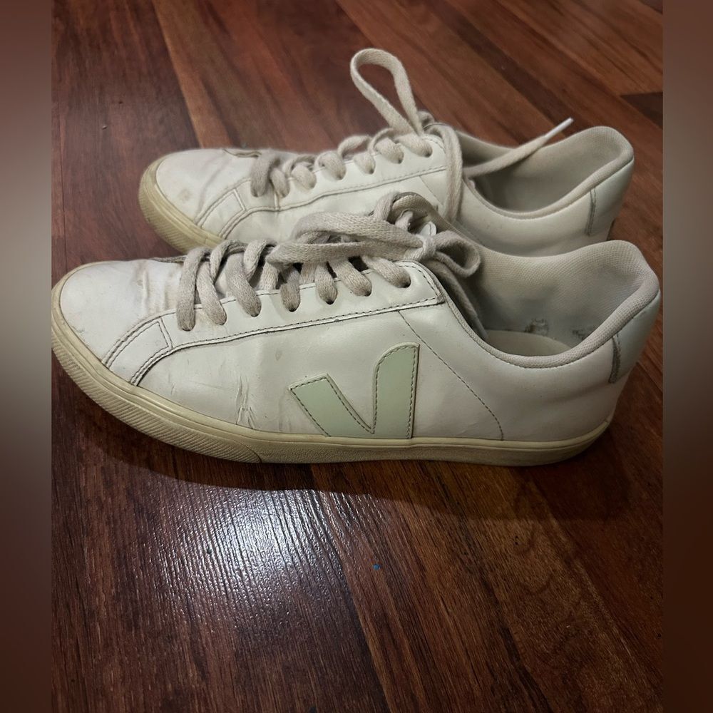 VEJA SHOES SIZE 8